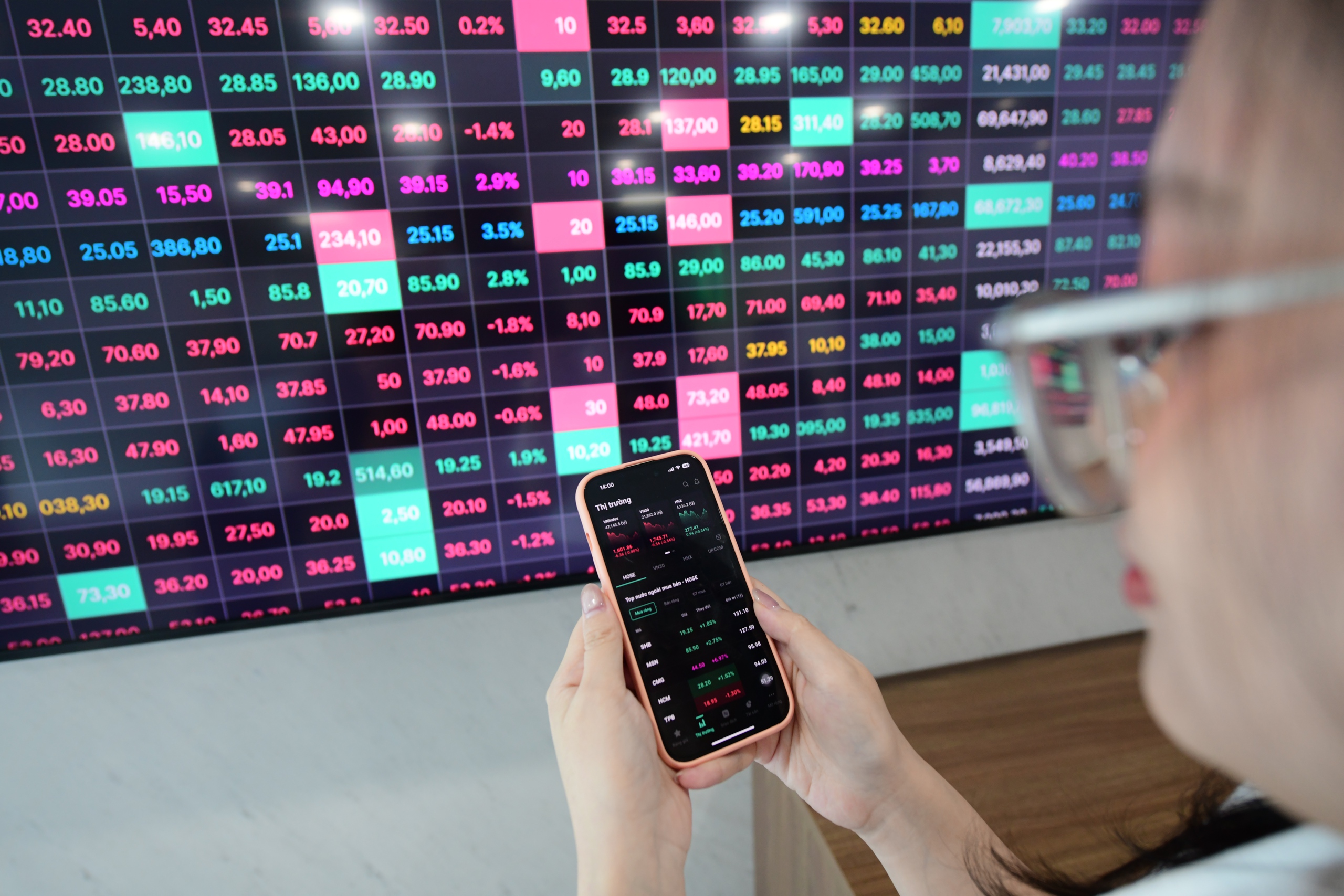 Chủ tịch DIC Corp và em gái bị công ty chứng khoán thông báo bán giải chấp cổ phiếu 1 Chủ tịch DIC Corp và em gái bị công ty chứng khoán thông báo bán giải chấp cổ phiếu - Ảnh 1.