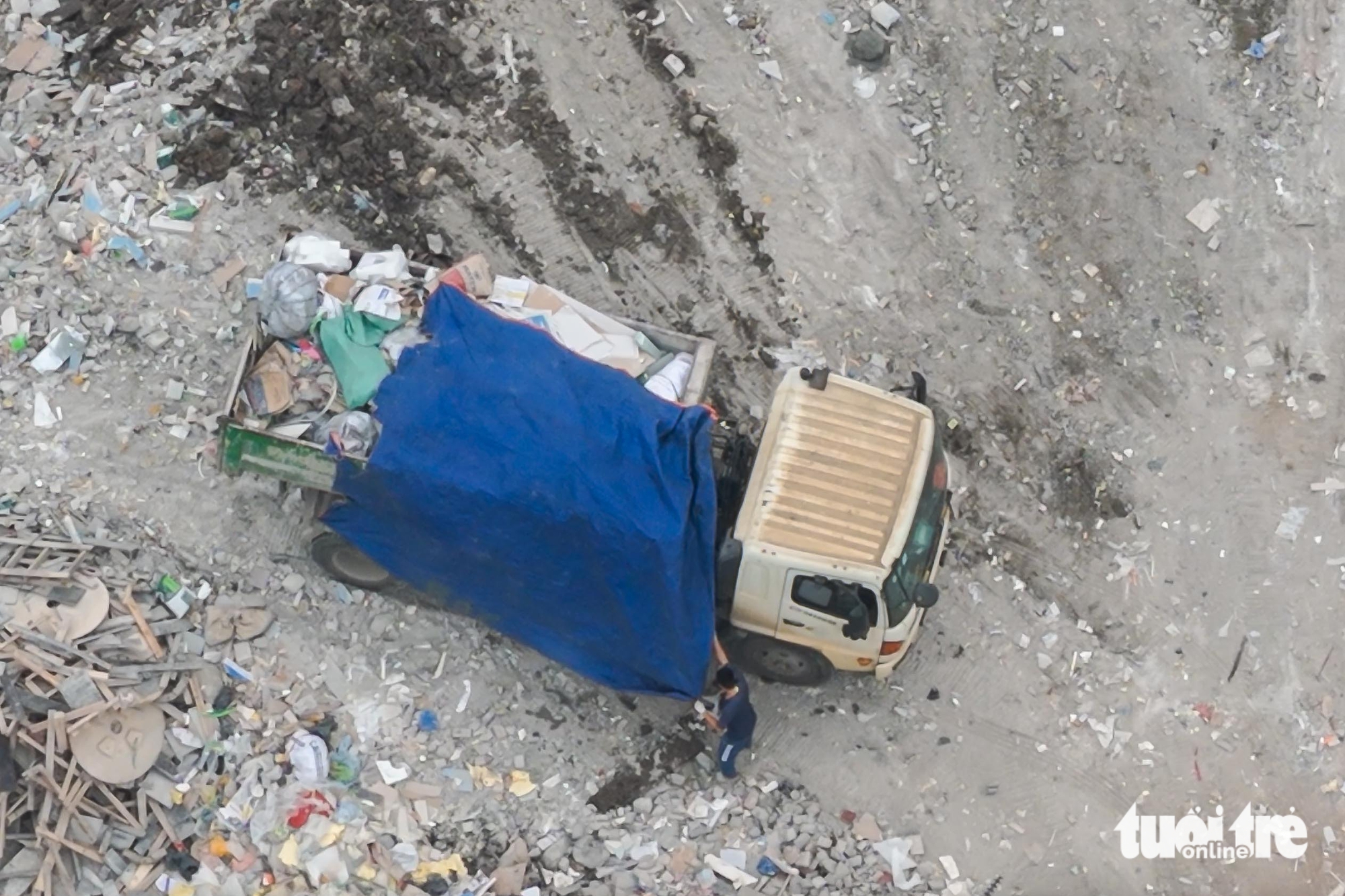 Chủ tịch Hà Nội chỉ đạo kiểm tra, làm rõ sau bài điều tra tùy tiện đổ rác thải xây dựng của Tuổi Trẻ 1 Chủ tịch Hà Nội chỉ đạo kiểm tra, làm rõ sau bài điều tra tùy tiện đổ rác thải xây dựng của Tuổi Trẻ - Ảnh 1.