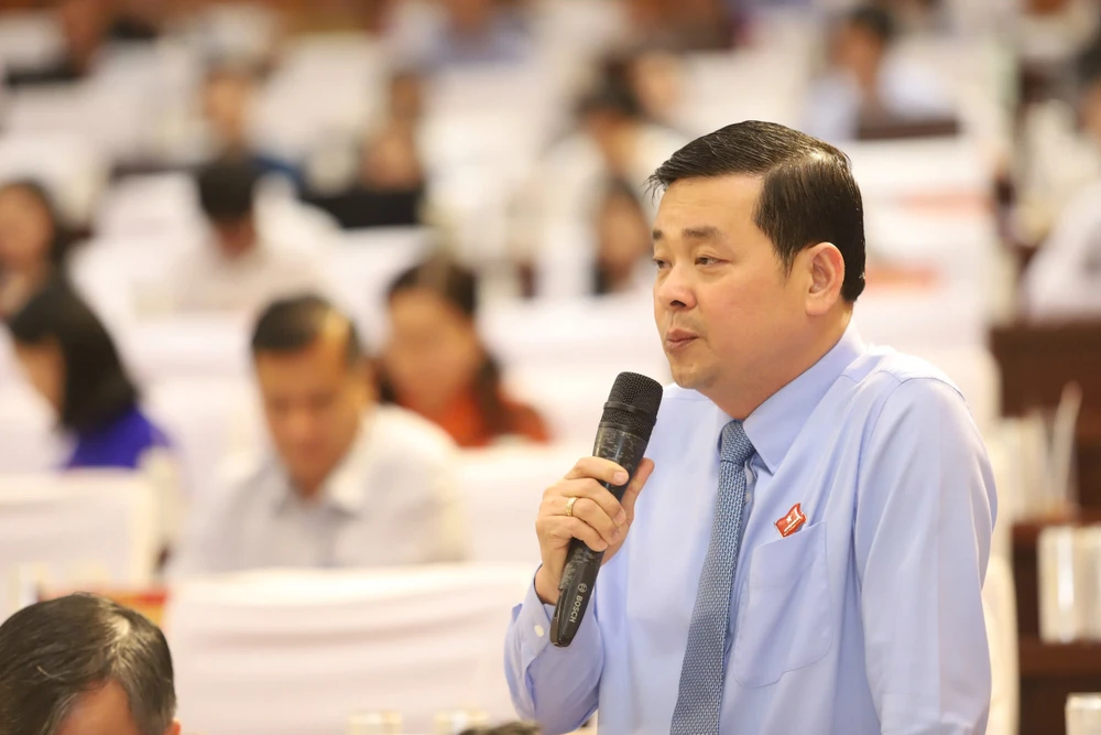 Giám đốc Sở NN&MT TP.HCM Nguyễn Toàn Thắng trả lời câu hỏi của các đại biểu. Ảnh: THANH THÙY bang-gia-ddat-tphcm.jpg