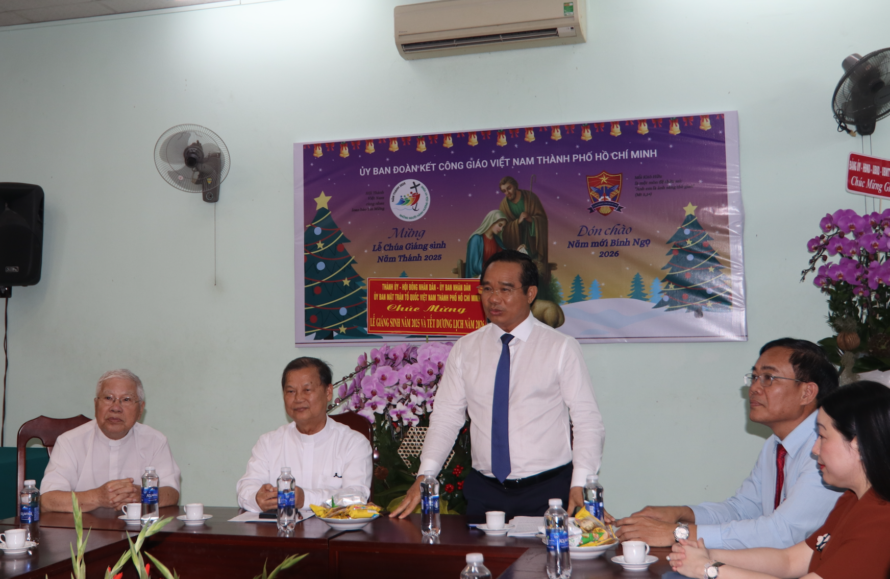 Chủ tịch UBND TPHCM thăm và chúc mừng Giáng sinh Ủy ban Đoàn kết Công giáo Việt Nam TPHCM 1 Chủ tịch UBND TPHCM thăm và chúc mừng Giáng sinh Ủy ban Đoàn kết Công giáo Việt Nam TPHCM - Ảnh 1.