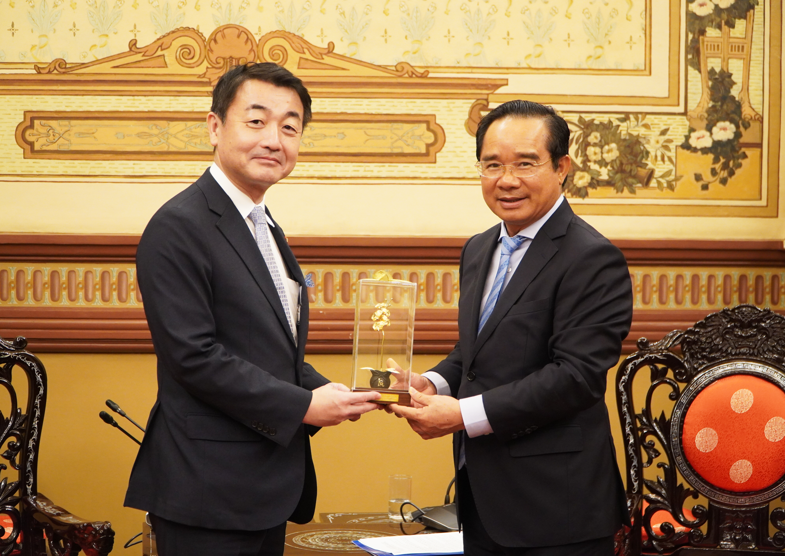 Chủ tịch UBND TPHCM tiếp Thứ trưởng Bộ Đất đai, Cơ sở hạ tầng, Giao thông và Du lịch Nhật Bản 1 Chủ tịch UBND TPHCM tiếp Thứ trưởng Bộ Đất đai, Cơ sở hạ tầng, Giao thông và Du lịch Nhật Bản - Ảnh 1.