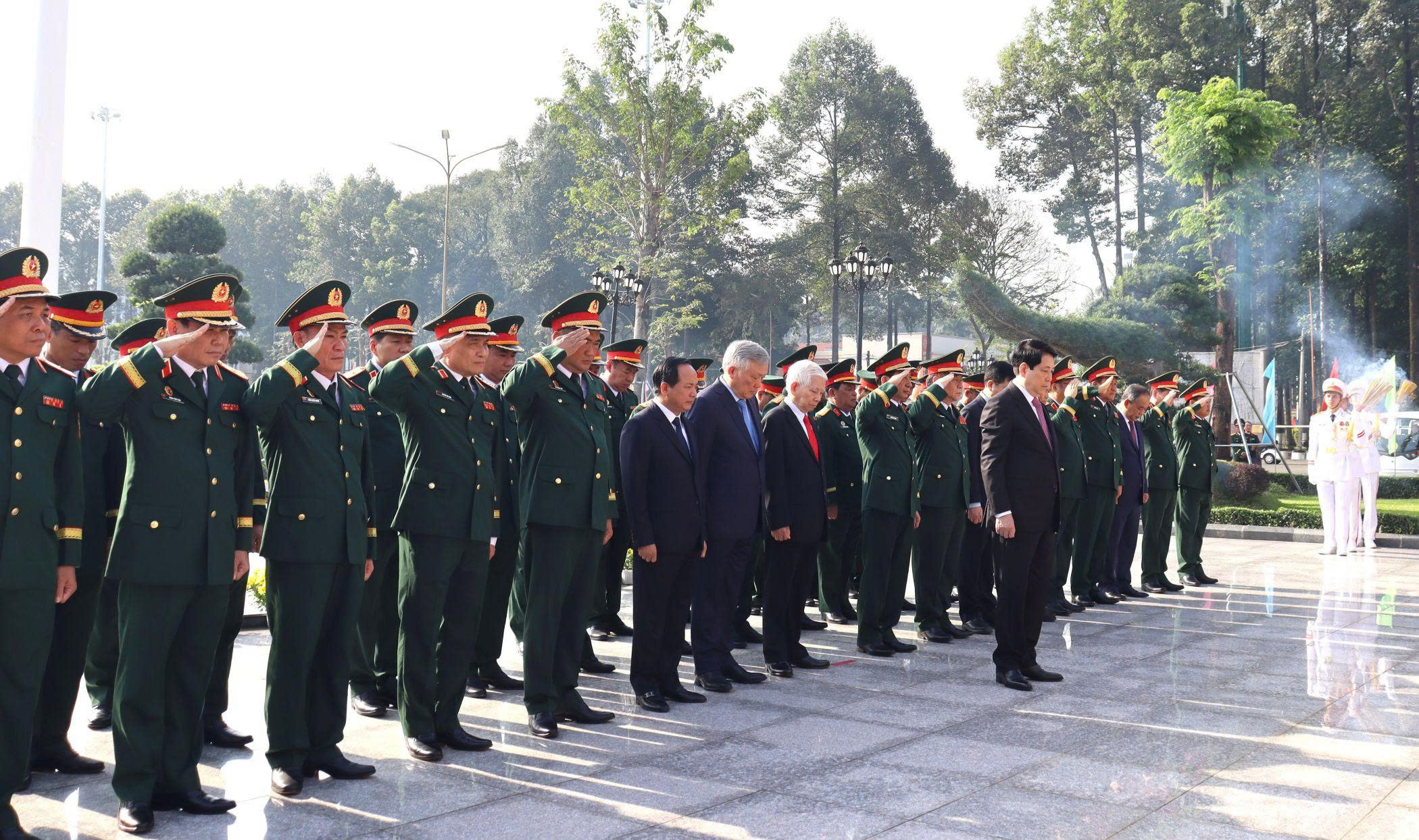 Chủ tịch nước Lương Cường dự lễ kỷ niệm 80 năm ngày truyền thống Lực lượng vũ trang Quân khu 7 2 Chủ tịch nước Lương Cường dự lễ kỷ niệm 80 năm ngày truyền thống Lực lượng vũ trang Quân khu 7 - Ảnh 2.