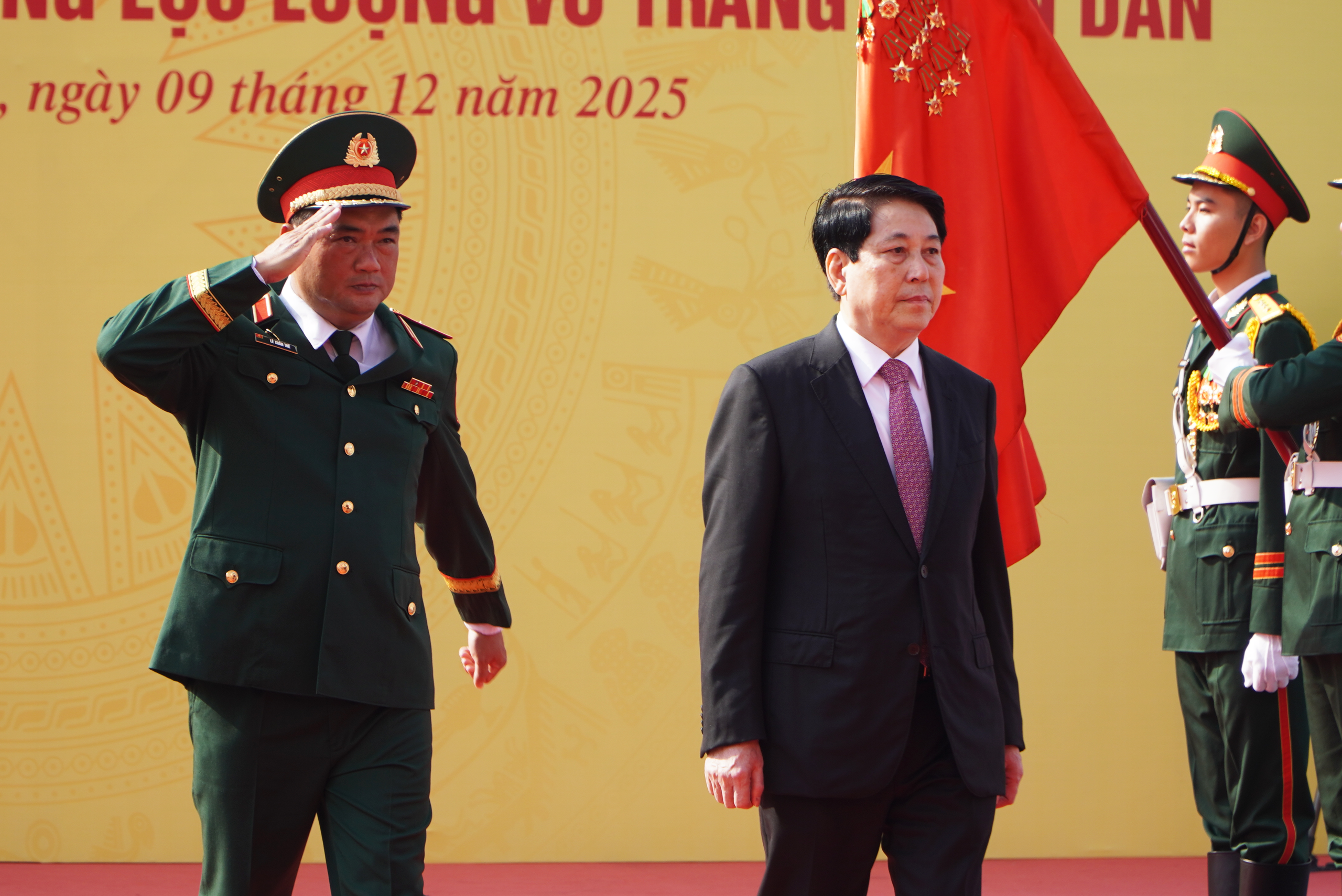 Chủ tịch nước Lương Cường dự lễ kỷ niệm 80 năm ngày truyền thống Lực lượng vũ trang Quân khu 7 1 Chủ tịch nước Lương Cường dự lễ kỷ niệm 80 năm ngày truyền thống Lực lượng vũ trang Quân khu 7 - Ảnh 1.