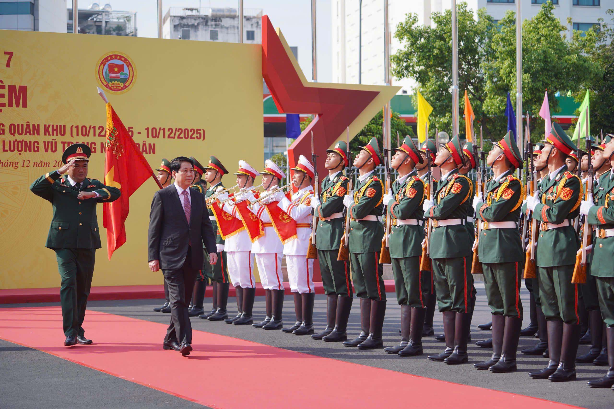 Chủ tịch nước Lương Cường trao danh hiệu Anh hùng lực lượng vũ trang cho Quân khu 7 - Ảnh 1.