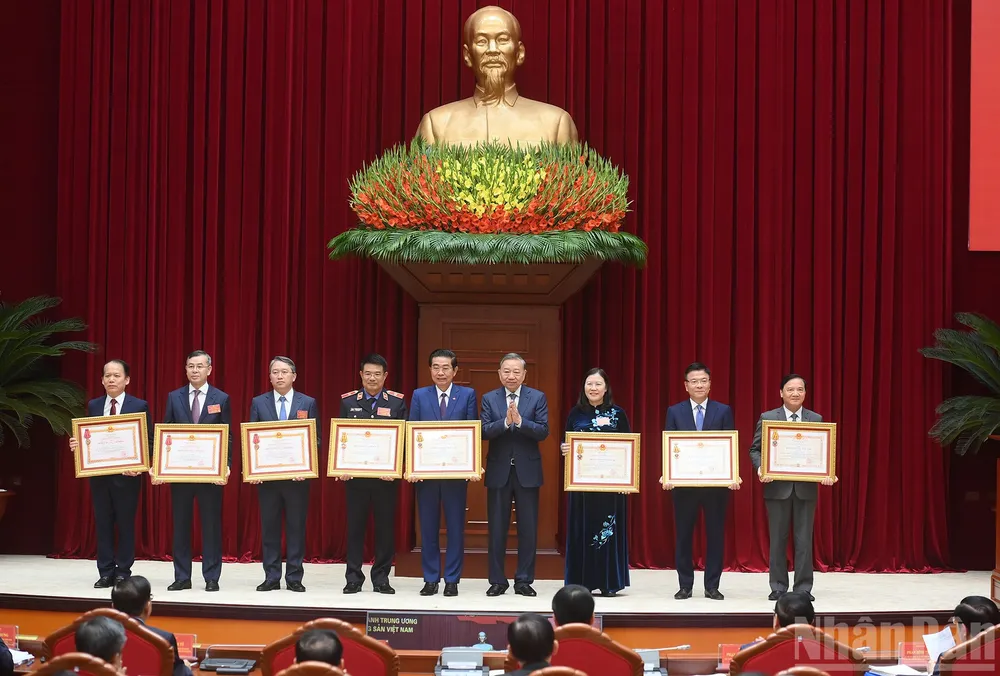 Tổng Bí thư Tô Lâm trao Huân chương Độc lập hạng Ba; Huân chương Lao động hạng Nhất cho các lãnh đạo. Ảnh: NHÂN DÂN chu-tich-nuoc-luong-cuong-va-nhieu-lanh-dao-cap-cao-nhan-phan-thuong-cao-quy-2.jpg