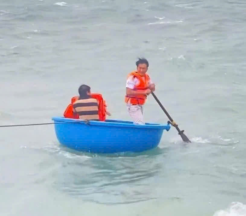 Chủ tịch nước tặng Huân chương Dũng cảm 2 ngư dân lao ra cứu người rồi trôi dạt trên biển 48 giờ 1 Chủ tịch nước tặng Huân chương Dũng cảm 2 ngư dân lao ra cứu người rồi trôi dạt trên biển 48 giờ - Ảnh 1.