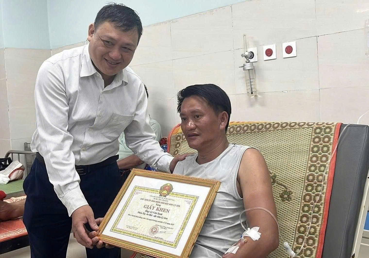 Chủ tịch nước tặng Huân chương dũng cảm cho hai ngư dân Lý Sơn cứu người trong bão- Ảnh 1.