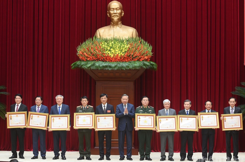 Chủ tịch nước và nhiều Ủy viên Bộ Chính trị được tặng Huân chương - 1