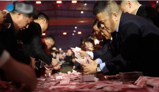 Chủ tịch tập đoàn nghìn tỷ phát 375 tỷ đồng tiền mặt thưởng Tết, đếm bao nhiêu được bấy nhiêu, có năm đãi lẩu 10 ngày liền- Ảnh 1.