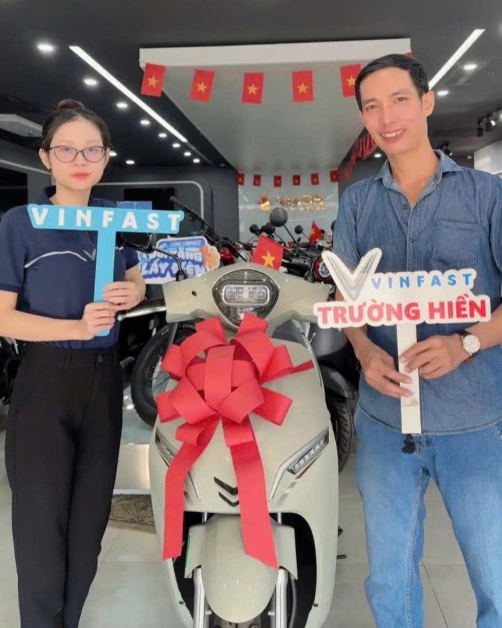 Chủ xe mua VinFast Feliz bất ngờ trúng thêm Feliz Lite - 1