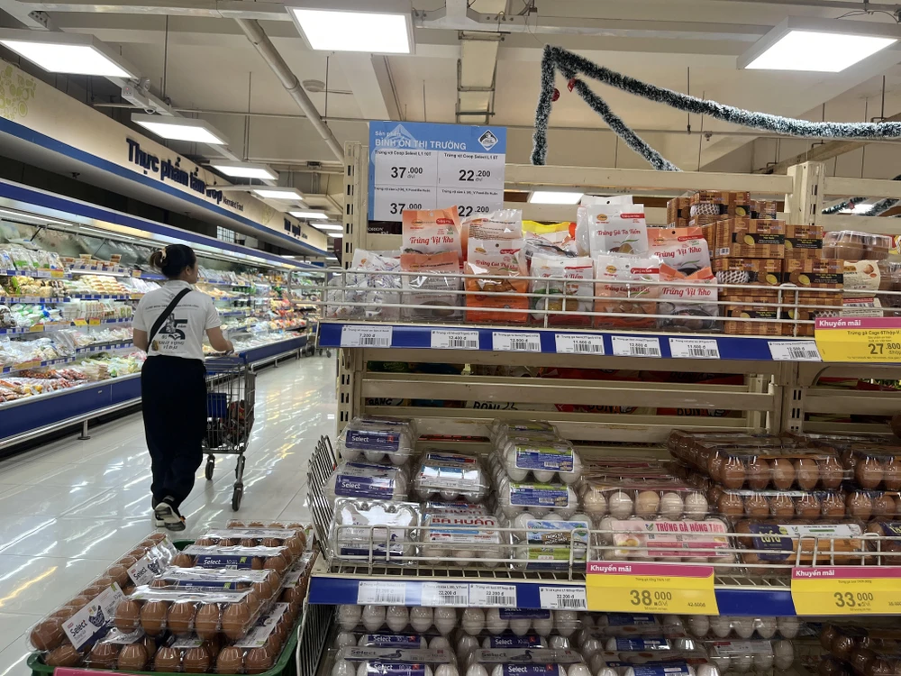 Từ ngày 8-12, giá trứng gà, trứng vịt bình ổn được điều chỉnh tăng 2.000-3.000 đồng/vỉ. Ảnh: TÚ UYÊN siêu thị giảm giá