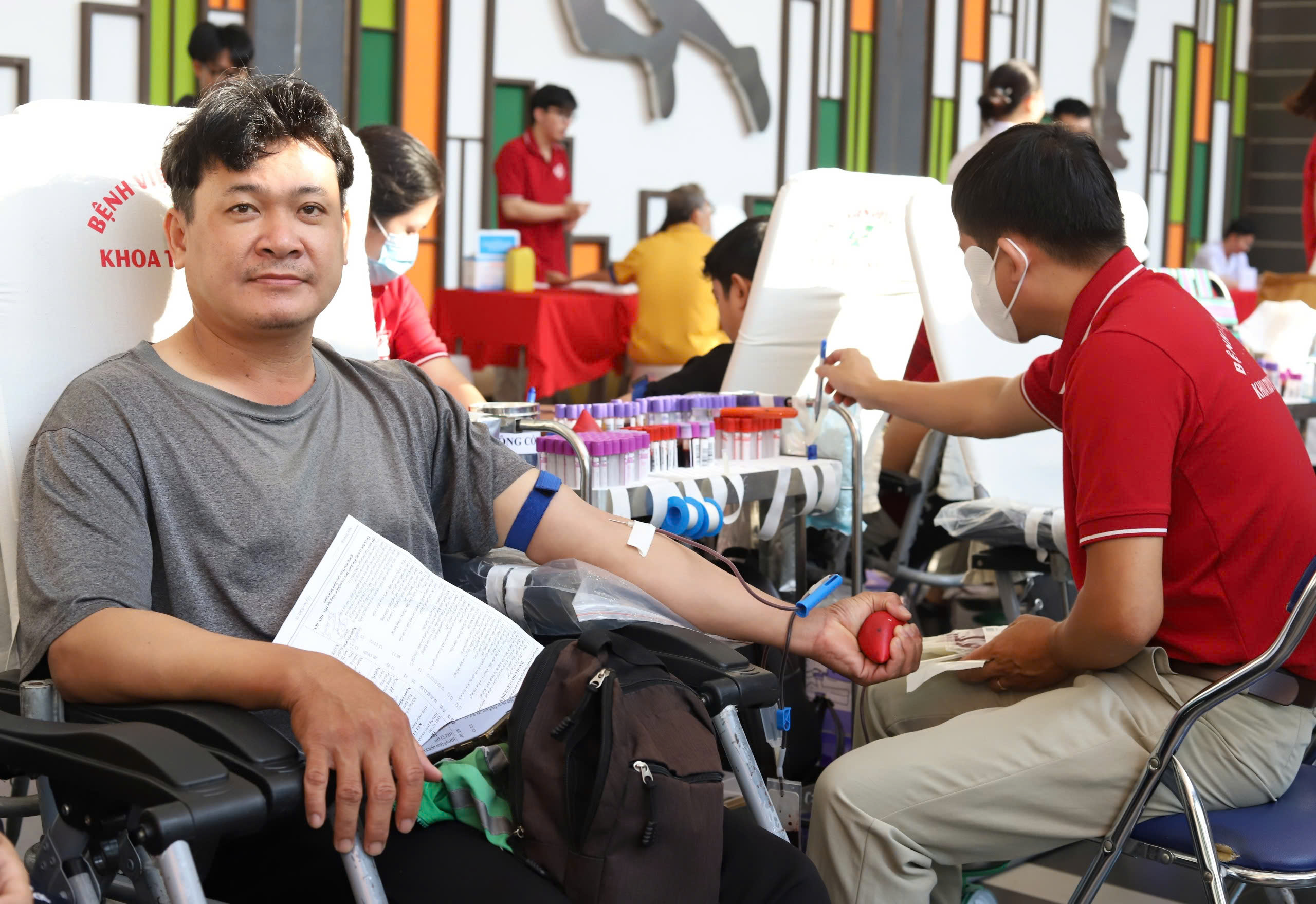 'Chưa có cuốc', tài xế xe công nghệ tranh thủ hiến máu cứu người- Ảnh 1.