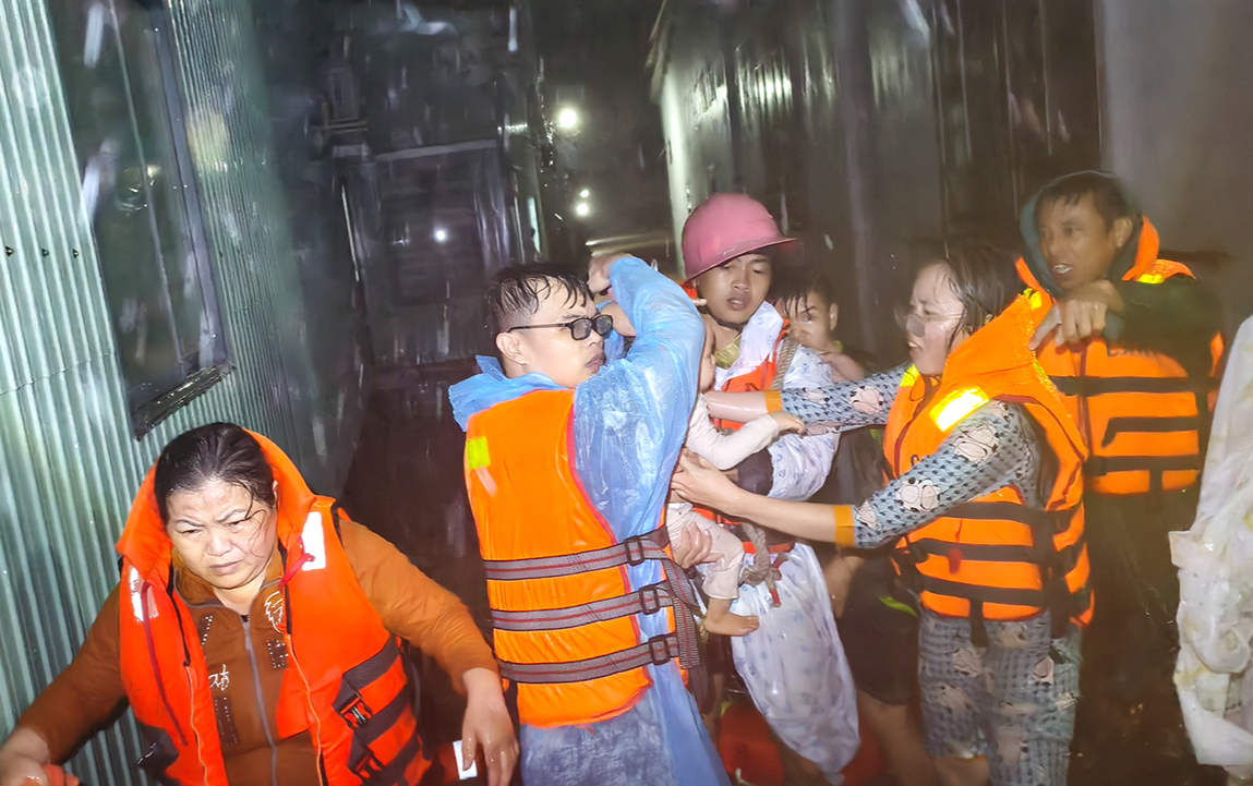 Chữa lành những vết thương tinh thần sau bão lũ - Ảnh 2.