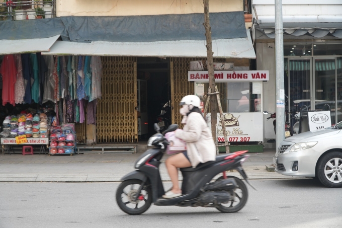 Một quày bánh mì Hồng Vân dừng bán trong lúc chờ kết luận cơ quan chức năng. Ảnh: Phạm Linh