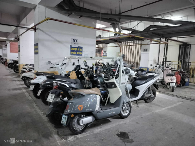 Khu vực để xe điện ở chung cư HH Linh Đàm, Hà Nội. Ảnh: Phạm Chiểu