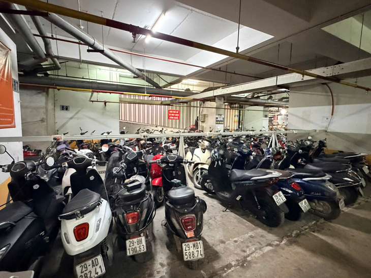 Chung cư đông dân nhất Hà Nội ra văn bản 'cấm' xe điện dưới tầng hầm từ tháng 2-2026 1 xe điện - Ảnh 1.