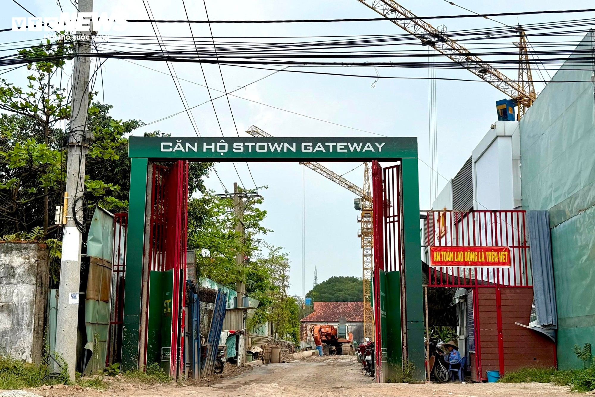 Chung cư 'mọc' dày đặc, người trẻ TP.HCM vẫn xa giấc mơ an cư- Ảnh 1.