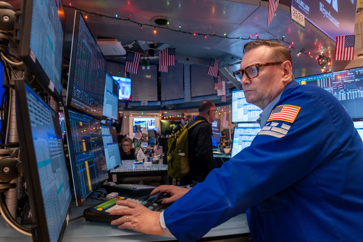 Chứng khoán Mỹ lập đỉnh sau khi Fed hạ lãi suất và 'con chim hoàng yến trong mỏ than' - Ảnh 1.