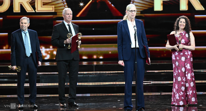 GS Maura Gillison cùng ba nhà khoa học trong lễ nhận giải tối 5/12 tại Hà Nội. Ảnh: Giang Huy