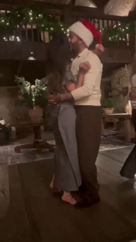 Vợ chồng Beckham ôm nhau nhảy múa giữa lúc bị con cả 