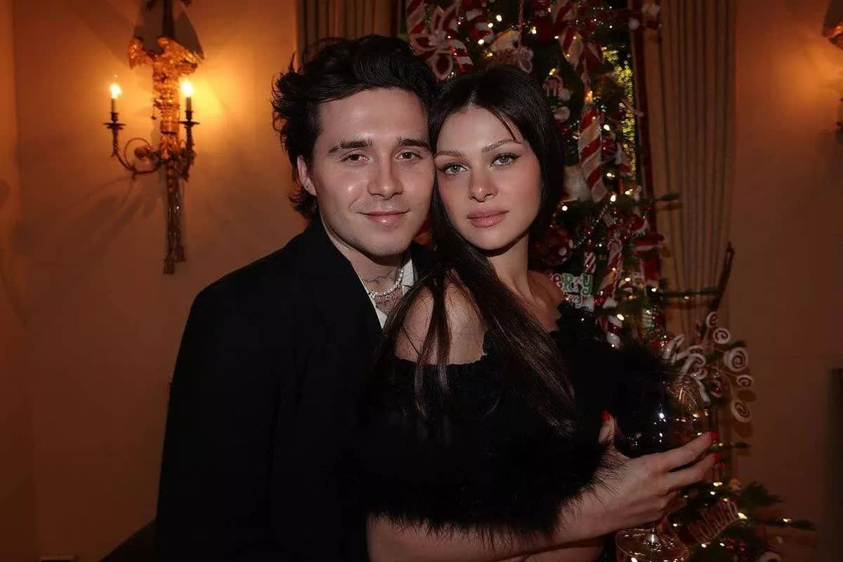 Vợ chồng Beckham ôm nhau nhảy múa giữa lúc bị con cả 