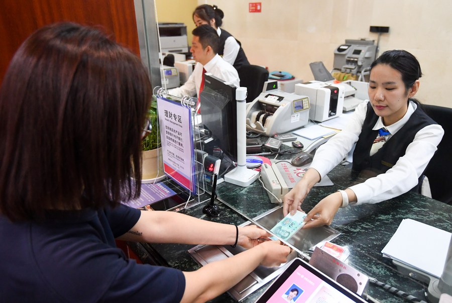 Người phụ nữ đi rút 58 triệu đồng trong tài khoản của chính mình nhưng bị từ chối, nhân viên ngân hàng cho biết: “Chúng tôi hết tiền rồi”- Ảnh 2.