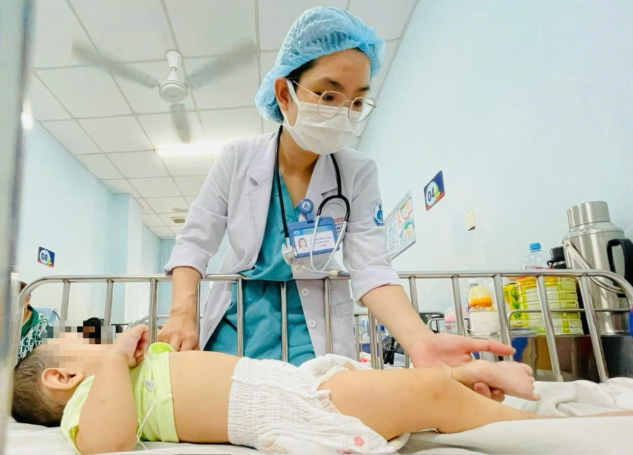 Chủng vi rút gây bệnh tay chân miệng nặng xuất hiện trở lại ở TP.HCM- Ảnh 1.