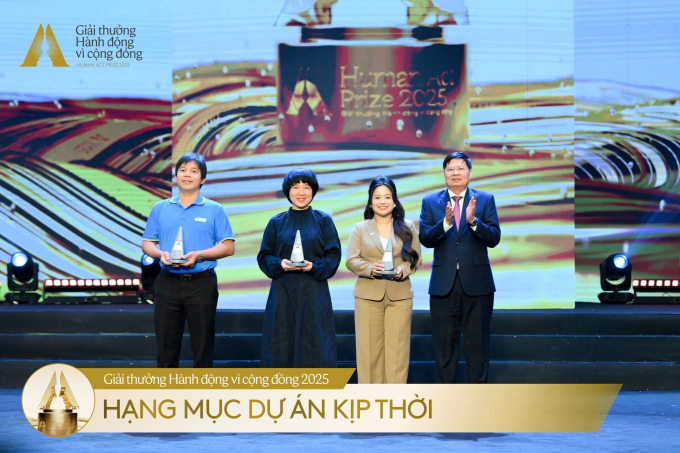 Bà Nguyễn Xuân Tú (thứ hai từ trái sang), Giám đốc Điều hành Quỹ Hy vọng nhận giải thưởng tại Human Act Prize 2025, tối 16/12. Ảnh: BTC
