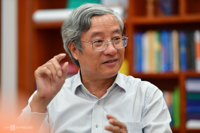 ThS Phạm Bình An, Viện phó Nghiên cứu Phát triển TP HCM, trả lời phỏng vấn báo VnExpress chiều 23/12. Ảnh: Thanh Tùng