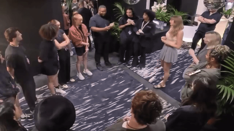 Chuyện gì đã xảy ra khiến ekip của Taylor Swift ôm mặt khóc, suýt nữa ngất xỉu?- Ảnh 2. Chuyện gì đã xảy ra khiến ekip của Taylor Swift ôm mặt khóc, suýt nữa ngất xỉu?- Ảnh 2.