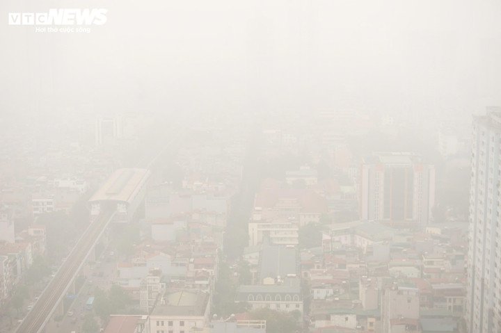 Chuyên gia: Hít thở không khí ngoài đường những ngày này tác hại ngang hút 2-8 điếu thuốc lá 3 Thời điểm Hà Nội bị bao phủ bởi bụi mịn. (Ảnh: Viên Minh)
