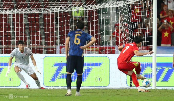 Đình Bắc (áo đỏ) đá phạt đền rút ngắn tỷ số xuống 1-2, trong trận Việt Nam thắng Thái Lan 3-2 ở chung kết môn bóng đá nam SEA Games 33 trên sân Rajamangala, thành phố Bangkok, Thái Lan ngày 18/12/2025. Ảnh: Hiếu Lương
