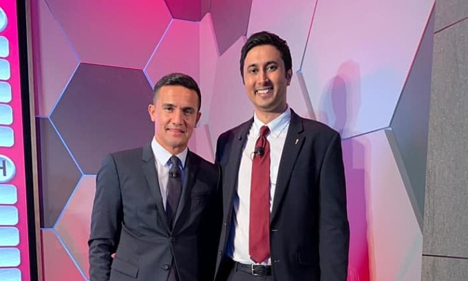 Chuyên gia Rhysh Rai (phải) và cựu tuyển thủ Australia Tim Cahill. Ảnh: FBNV