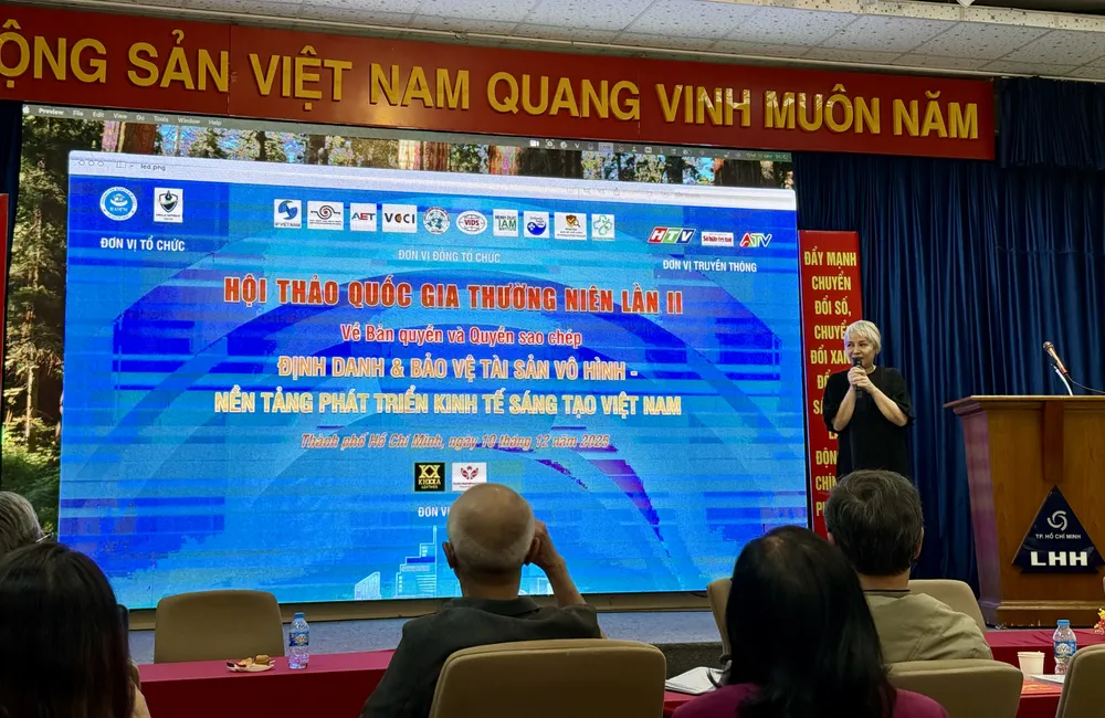 Bà Lê Thị Minh Hằng, Giám đốc Trung tâm Pháp luật và Tác quyền trình bày tham luận tại hội thảo. Ảnh: NGUYỄN CHÍNH ba-hang_tai-san-vo-hinh.jpg