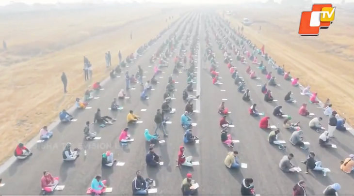 Chuyện hơn 8.000 người xin việc phải làm bài thi trên đường băng vì quá tải là thật - Ảnh 1.