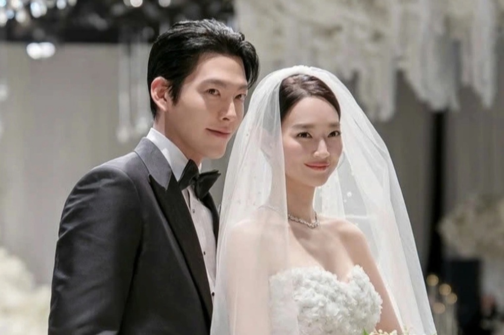 Chuyện tình cổ tích của làng giải trí khiến fan tin vào “tình yêu thực sự” - 2