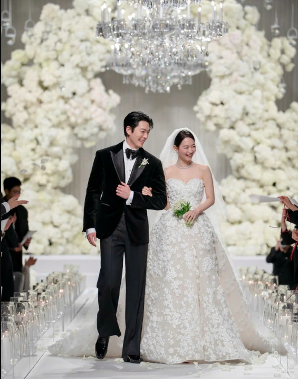 Chuyện tình cổ tích của làng giải trí khiến fan tin vào “tình yêu thực sự” - 1