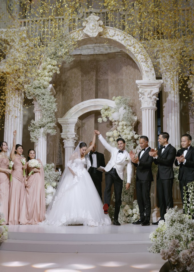 Chuyện tình lệch tuổi của Tiên Nguyễn và ông xã gốc Dubai 1 Vợ chồng Tiên Nguyễn trong hôn lễ tại Đà Nẵng. Ảnh: Je t'aime Art.