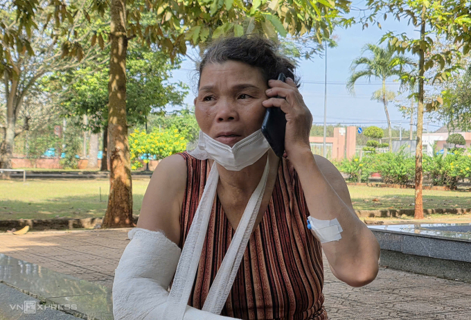 Bà Hà gọi điện cho người thân ở quê nói về sự cố. Ảnh: Phước Tuấn