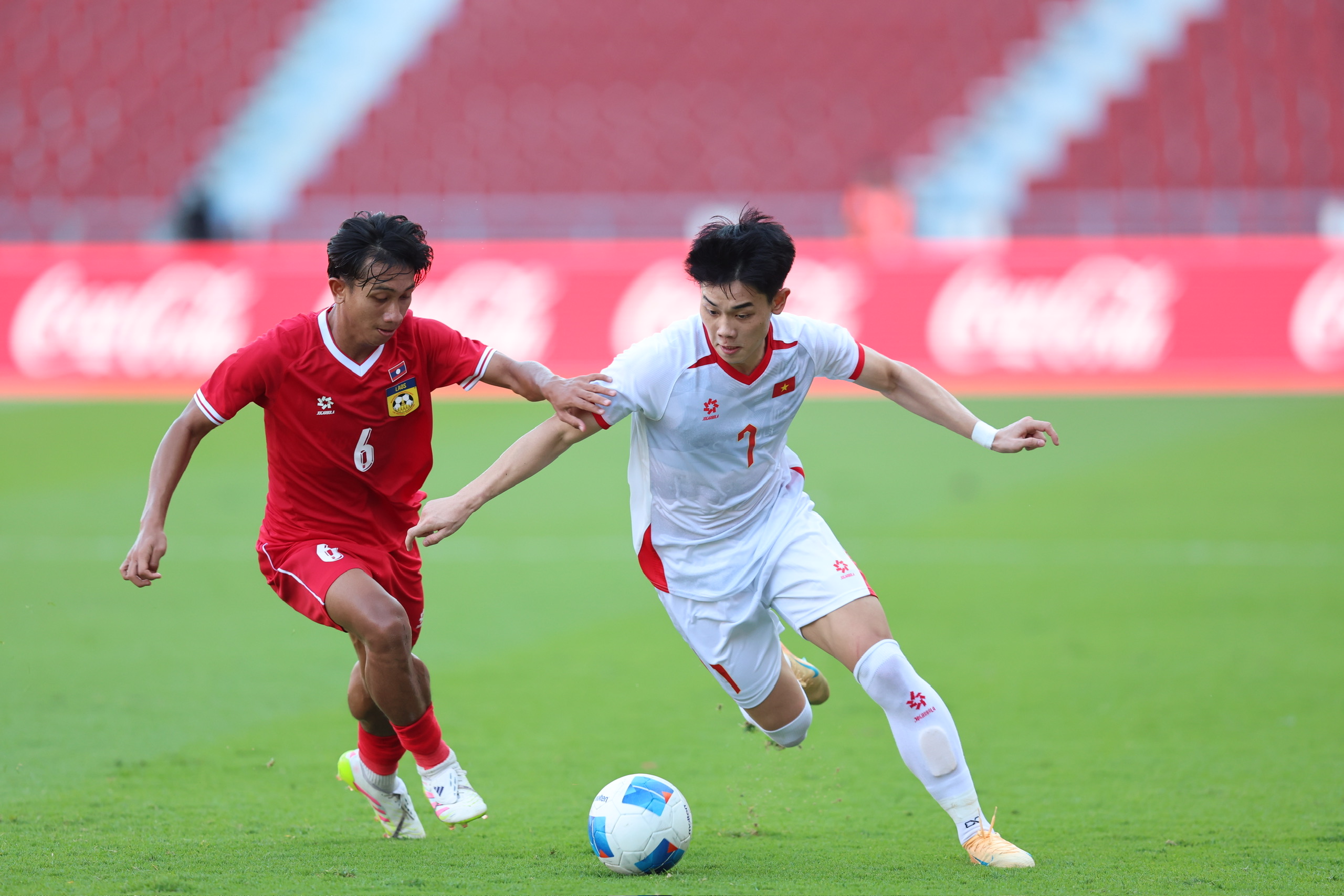 Clip bàn thắng gây tranh cãi của Nguyễn Đình Bắc tại SEA Games 33 1 Clip bàn thắng gây tranh cãi của Nguyễn Đình Bắc tại SEA Games 33 - Ảnh 1.