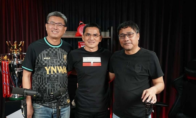 Bình luận viên Adisorn Jackie Piungya (phải) cùng HLV Kiatisak Senamuang (giữa). Ảnh: IGNV