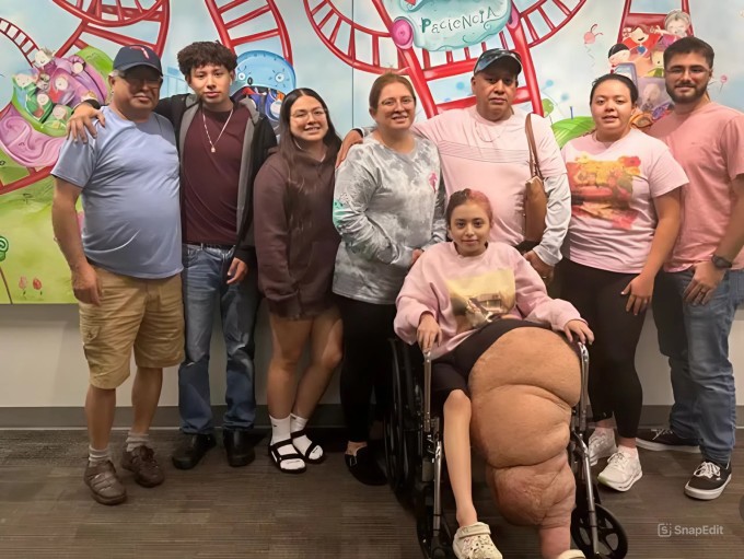 Cô bé 14 tuổi phải cắt bỏ chân voi nặng tới 77 kg 1 Jasmine và gia đình. Ảnh: GoFundMe