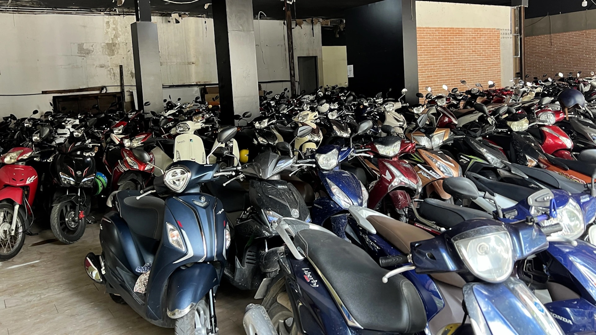 Xe máy 'trùm mền' lâu ngày: Có cần tháo bình ắc-quy để bảo vệ xe? - Ảnh 1.