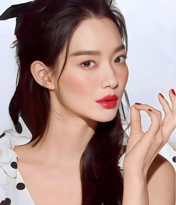 Để có được sắc vóc mảnh mai như thiếu nữ ở tuổi trung niên, Shin Min Ah đã có một thói quen trong bữa ăn rất nghiêm khắc. Theo đó, người đẹp duy trì thói quen ăn chậm, nhai kỹ và không bao giờ ăn đến khi cảm thấy no căng bụng là bí quyết giúp "nàng hồ ly" kiểm soát khẩu phần.