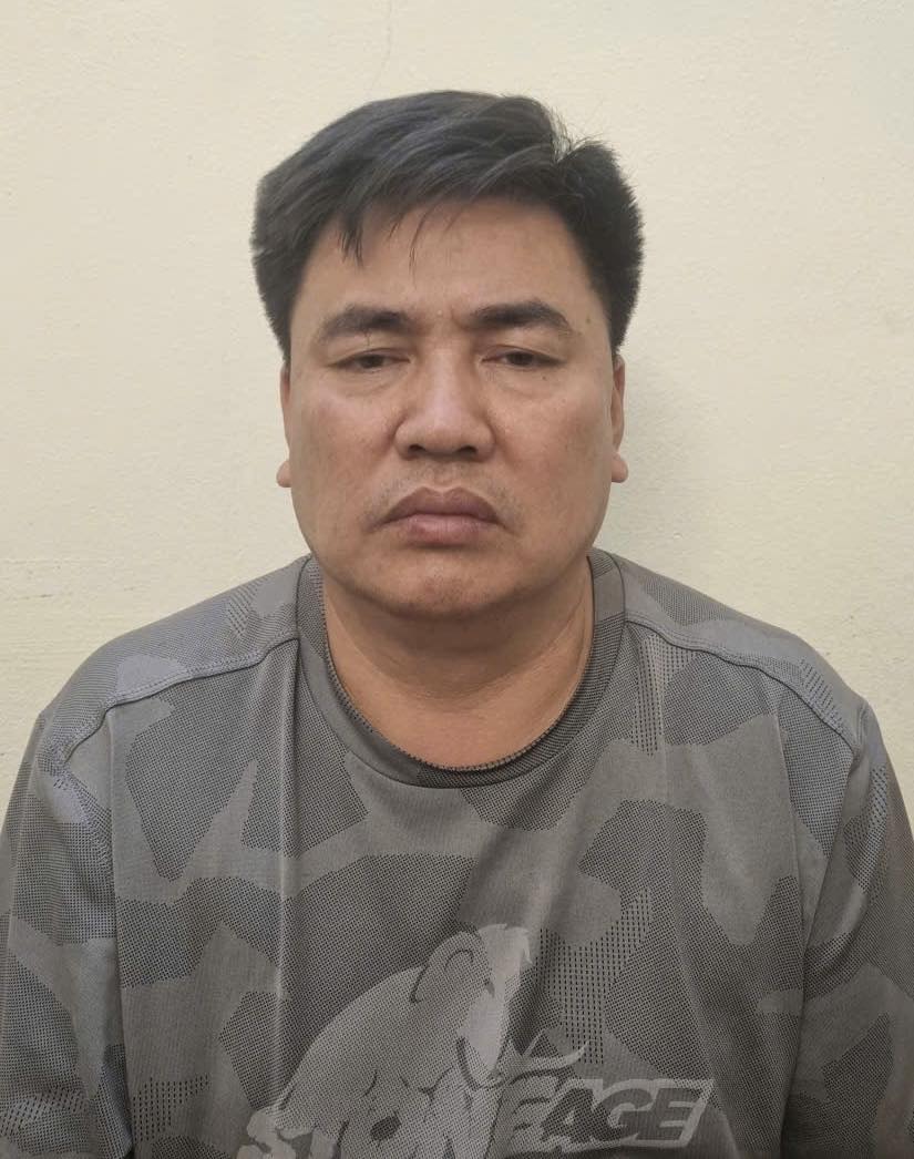 Người đàn ông đẩy CSGT vào đầu xe tải vì xin bỏ qua vi phạm không được: Có dấu hiệu của tội giết người- Ảnh 1. Người đàn ông đẩy CSGT vào đầu xe tải vì xin bỏ qua vi phạm không được: Có dấu hiệu của tội giết người- Ảnh 1.