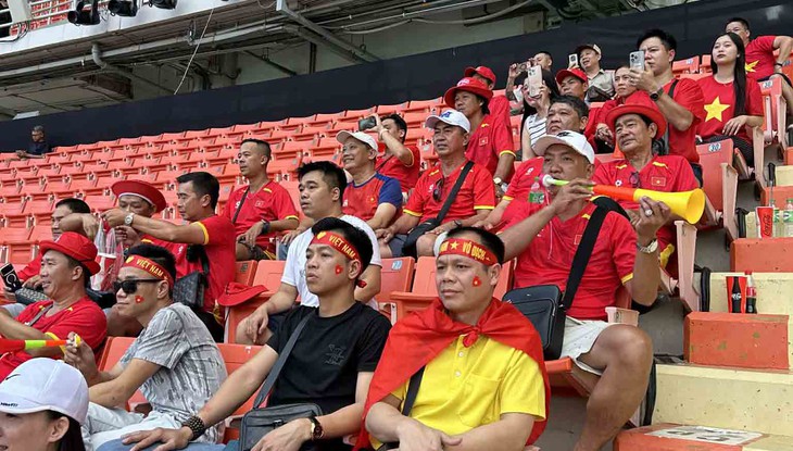 Cổ động viên Việt Nam 'khóc ròng' tìm vé trận chung kết U22 Việt Nam - Thái Lan 1 Cổ động viên Việt Nam 'khóc ròng' tìm vé trận chung kết U22 Việt Nam - Thái Lan - Ảnh 1.