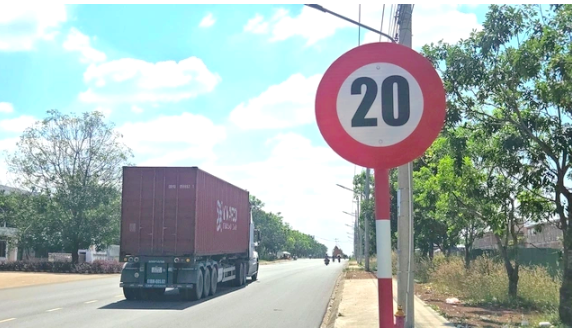 Biển báo tốc độ 20 km / giờ tại khu công nghiệp Đồng Xòai 3 có hợp lý Không? - Ảnh 1.