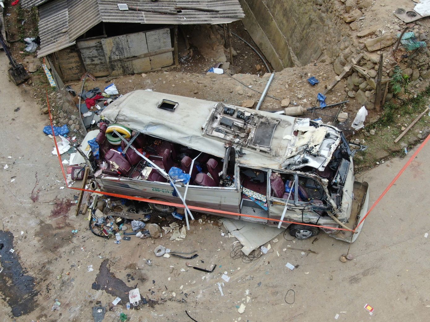 Vụ lật xe đi từ thiện khiến 9 người chết: Cô gái 22 tuổi thoát nạn vì dừng hành trình giữa chừng- Ảnh 1.