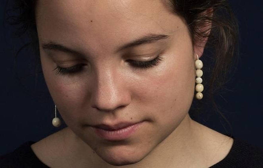 Cô gái chuyên thu mua răng người- Ảnh 1.