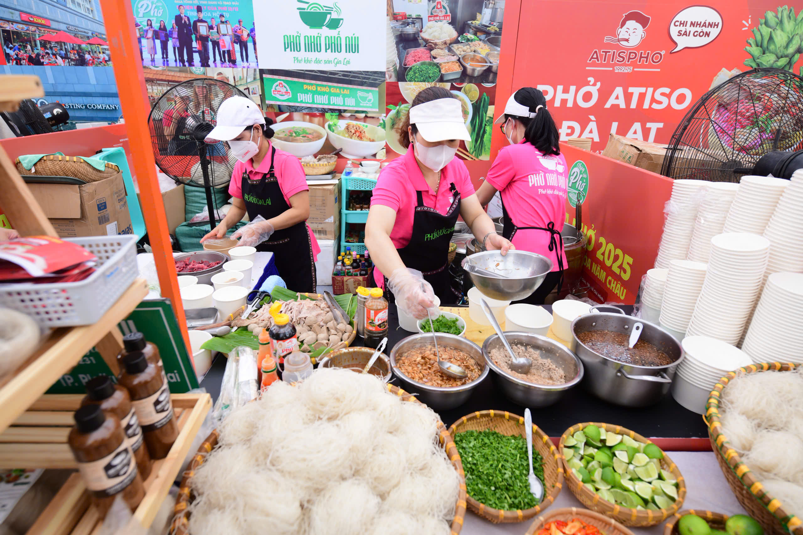 Có gian hàng phải 10 người mới đủ để phục vụ khách ở Ngày của Phở - Ảnh 1.